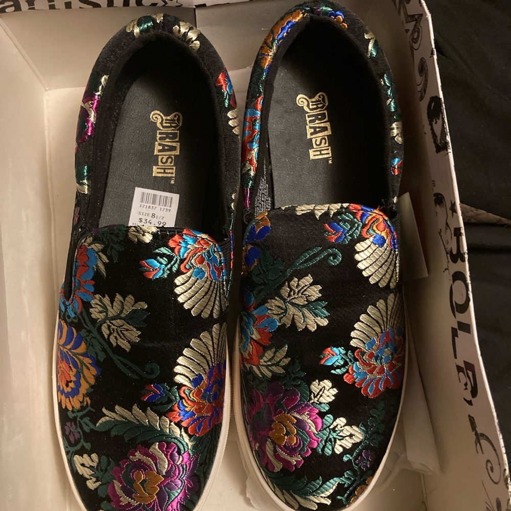 cute shoes! Size 8 1/2 new still in box. Forgot about them my loss your gain!